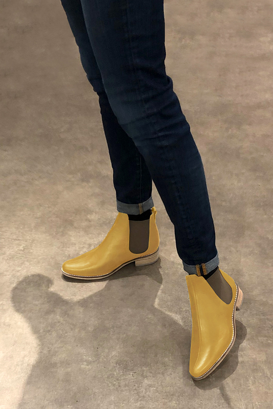 Boots femme habill es unies avec des lastiques en jaune Bout